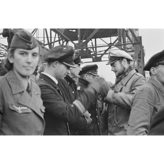 De retour au port de Saint-Nazaire, le lieutenant (Oberleutnant zur See) Horst Elfe commandant du sous-marin U-93 rencontre des officiers de la marine venus l'accueillir.
