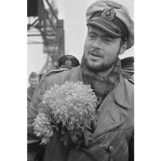 Le lieutenant (Oberleutnant zur See) Horst Elfe commandant du sous-marin U-93 de retour de la 3e croisière à bord de ce submersible.
