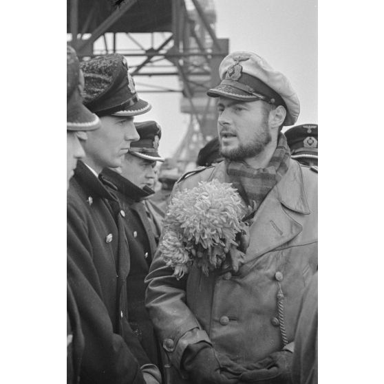 Le lieutenant (Oberleutnant zur See) Horst Elfe commandant du sous-marin U-93 de retour de la 3e croisière à bord de ce submersible.