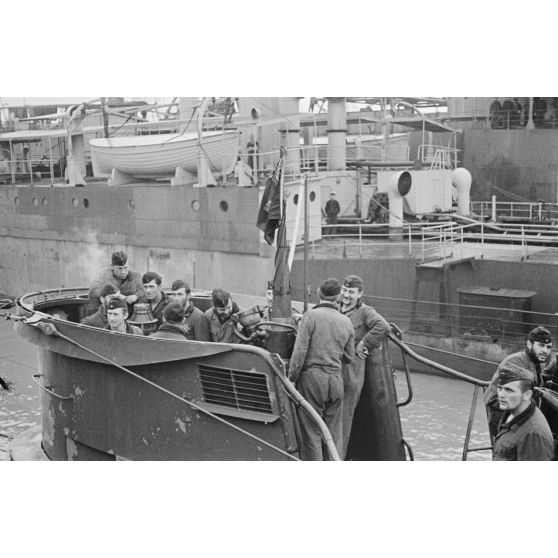 Le sous-marin U-93 rentre dans le port de Saint-Nazaire.