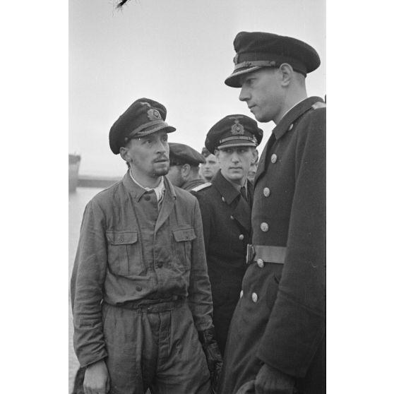 Lors du retour du sous-marin U-93 au port de Saint-Nazaire, le commandant en second en présence du capitaine de corvette (Korvettenkapitän) Herbert Sohler, représentant de la 7.Unterseebootsflottille.