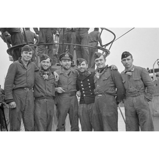 Une partie de l'équipage du sous-marin U-93 sur le pont du navire peu après son retour au port de Saint-Nazaire.