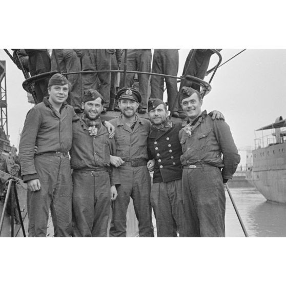 Une partie de l'équipage du sous-marin U-93 sur le pont du navire peu après son retour au port de Saint-Nazaire.