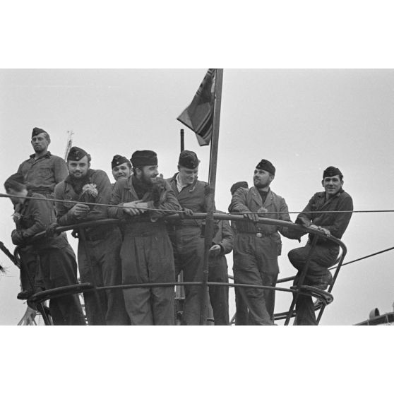 Une partie de l'équipage du sous-marin U-93 sur le pont du navire peu après son retour au port de Saint-Nazaire.