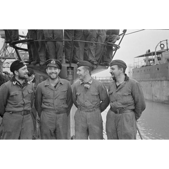 Une partie de l'équipage du sous-marin U-93 sur le pont du navire peu après son retour au port de Saint-Nazaire.