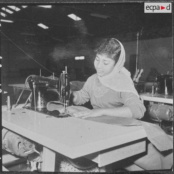 La société de confection de l'ouest algérien SOCOA. Une ouvrière fabrique un paquetage.