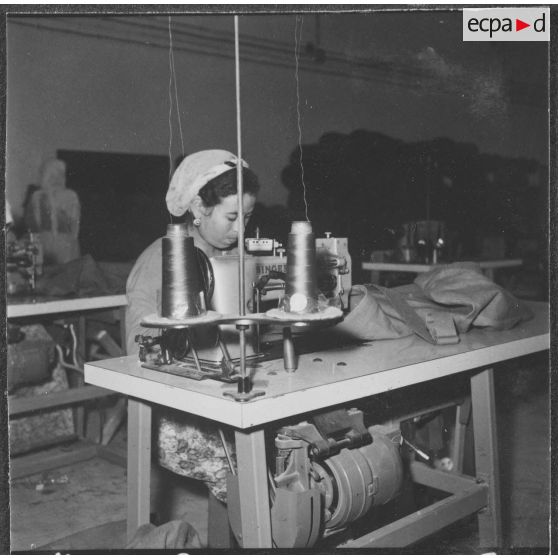 La société de confection de l'ouest algérien SOCOA. Une ouvrière fabrique un paquetage.