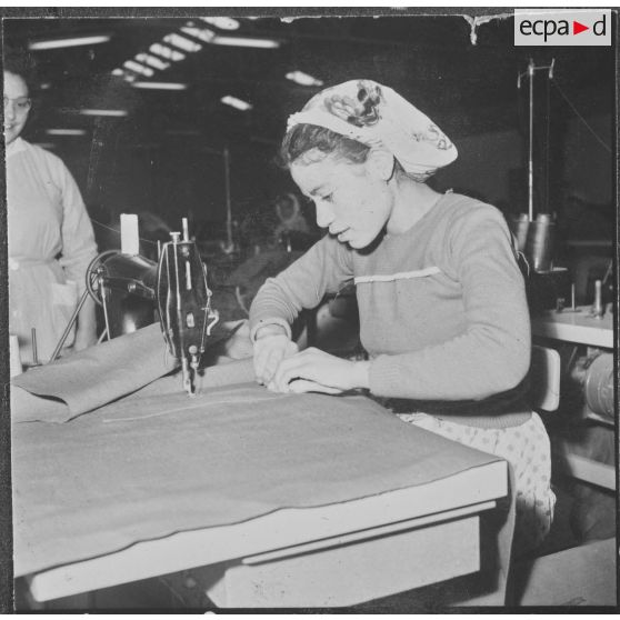 La société de confection de l'ouest algérien SOCOA. Une ouvrière fabrique un paquetage.