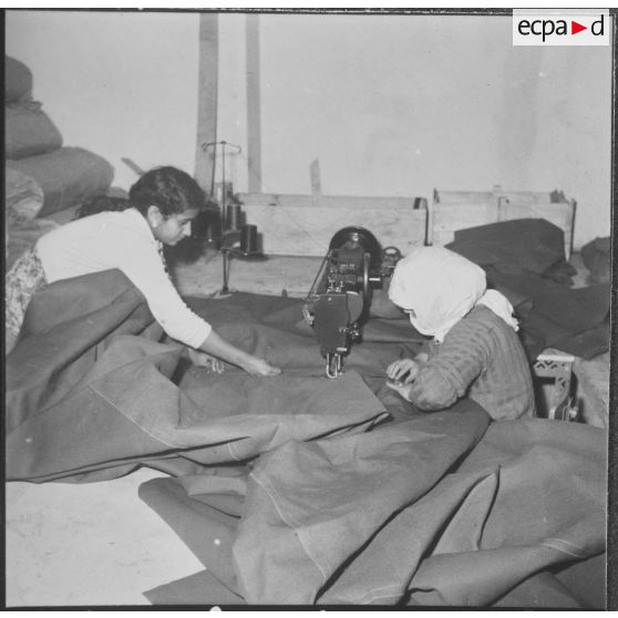 La société de confection de l'ouest algérien SOCOA. Après le découpage de la toile, les bâches sont cousues par des spécialistes.