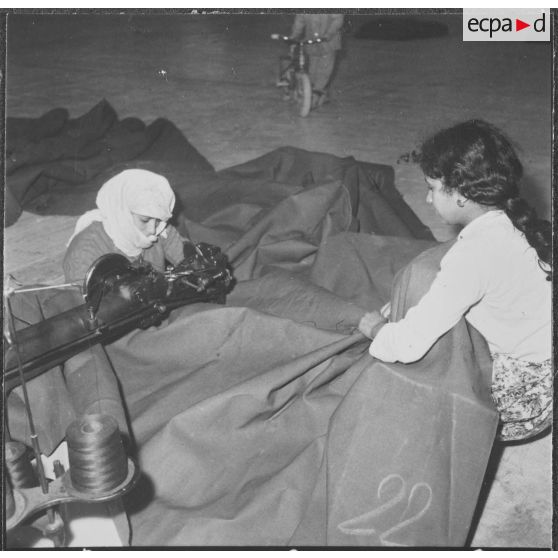 La société de confection de l'ouest algérien SOCOA. La grandeur de ces bâches demande énormément d'attention et de force.