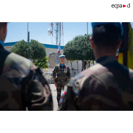 Le colonel Christophe de Ligniville du 1er régiment de hussards parachutistes (RHP) passe les troupes en revue pour une cérémonie à Deir Kifa, au Sud-Liban.