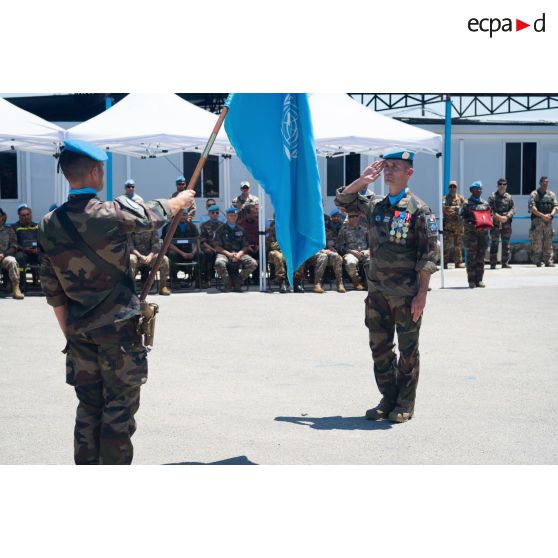 Le colonel Christophe de Ligniville du 1er régiment de hussards parachutistes (RHP) salue le drapeau des Nations Unies pour une cérémonie à Deir Kifa, au Sud-Liban.