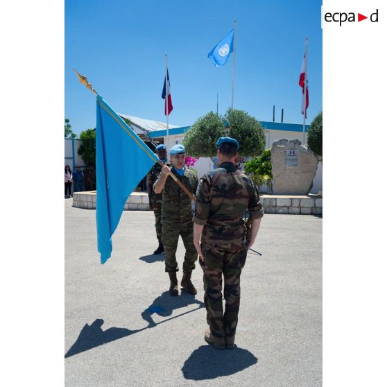 Le colonel Christophe de Ligniville du 1er régiment de hussards parachutistes (RHP) rend les honneurs au drapeau des Nations Unies pour une cérémonie à Deir Kifa, au Sud-Liban.