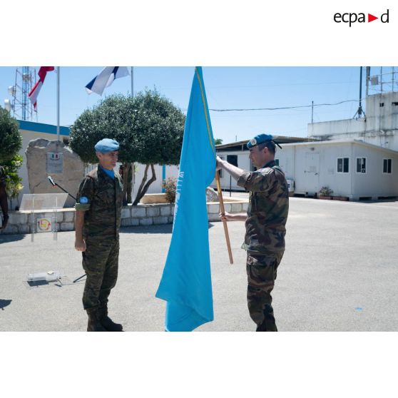 Le colonel Christophe Maurin du 1er régiment de spahis (RS) reçoit le drapeau des Nations unies des mains du lieutenant général espagnol Aroldo Lazaro Saenz à Deir Kifa, au Sud-Liban.