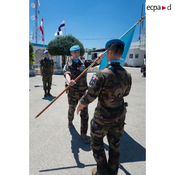 Le colonel Christophe Maurin du 1er régiment de spahis (RS) remet le drapeau des Nations unies à son porte-drapeau à Deir Kifa, au Sud-Liban.