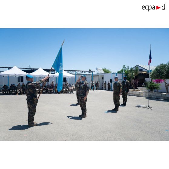 Le colonel Christophe Maurin du 1er régiment de spahis (RS) salue le drapeau des Nations unies à Deir Kifa, au Sud-Liban.