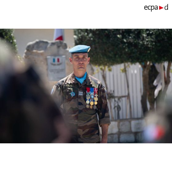 Le colonel Christophe de Ligniville du 1er régiment de hussards parachutistes (RHP) participe à une cérémonie à Deir Kifa, au Sud-Liban.