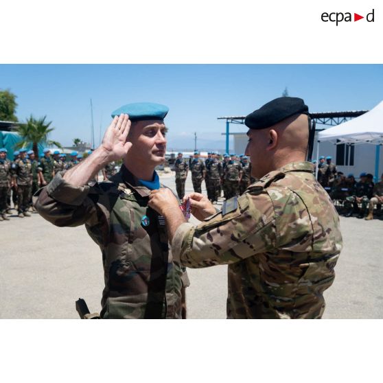 Le colonel Christophe de Ligniville du 1er régiment de hussards parachutistes (RHP) est décoré de la médaile de la valeur militaire libanaise à Deif Kifa, au Sud-Liban.