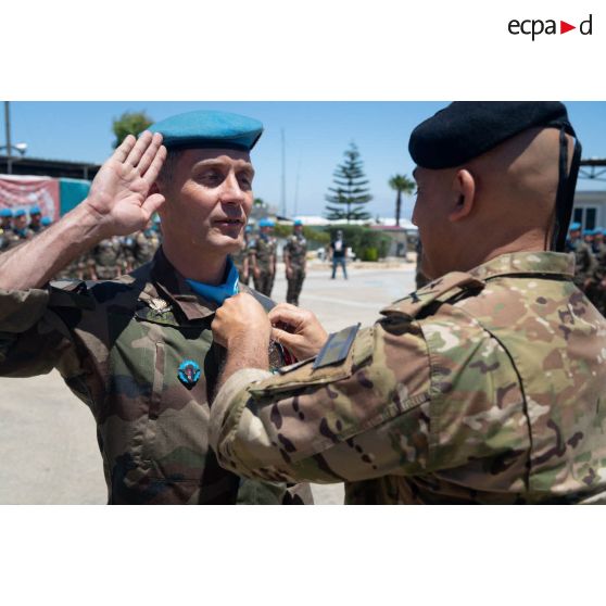 Le colonel Christophe de Ligniville du 1er régiment de hussards parachutistes (RHP) est décoré de la médaile de la valeur militaire libanaise à Deif Kifa, au Sud-Liban.