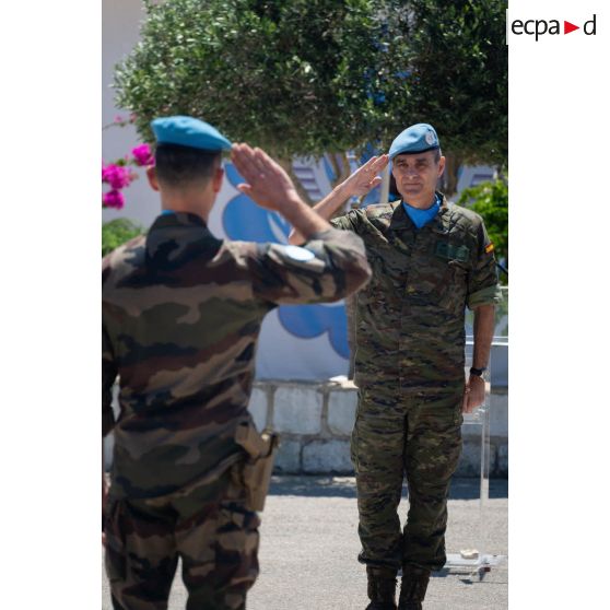 Le colonel Christophe de Ligniville du 1er régiment de hussards parachutistes (RHP) salut le lieutenant général Araldo Lazaro Saenz à Deir Kifa, au