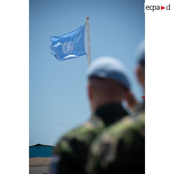 Rassemblement des casques bleus français pour le salut des couleurs des Nations unies à Deir kiffa, au Sud-Liban.