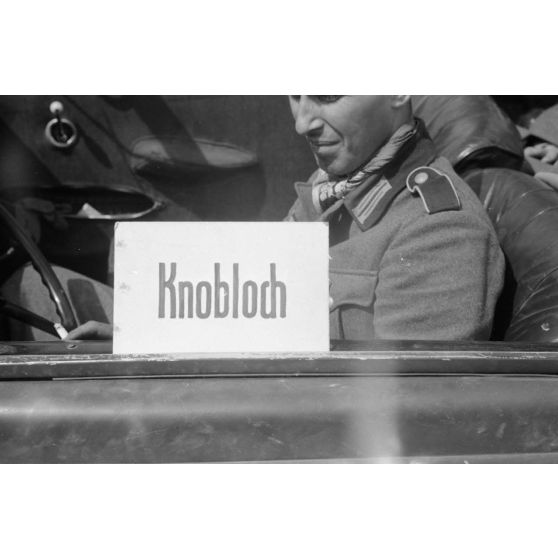 Pancarte où figure le nom du photographe Ludwig Knobloch.