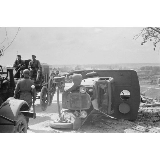 Les véhicules hippomobiles allemands de la 137. infanterie division progressent.