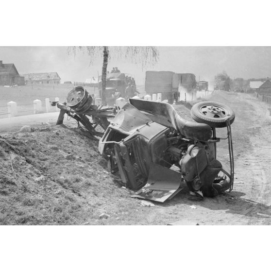 Un camion russe Zis a été poussé en dehors de la route.
