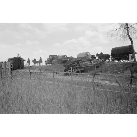 Les véhicules hippomobiles allemands de la 137. infanterie division progressent .