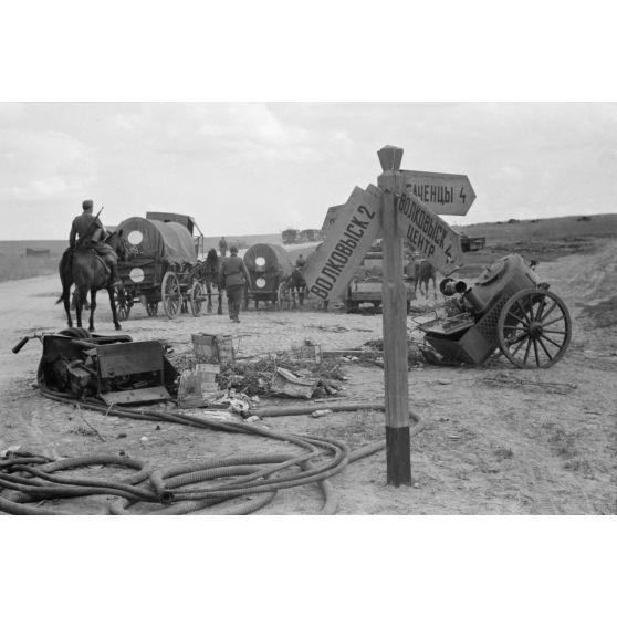 Les véhicules hippomobiles allemands de la 137. infanterie division progressent .