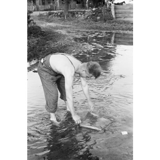 Toilette du matin au sein de la 137. infanterie division.