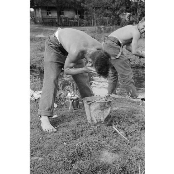 Toilette du matin au sein de la 137. infanterie division.