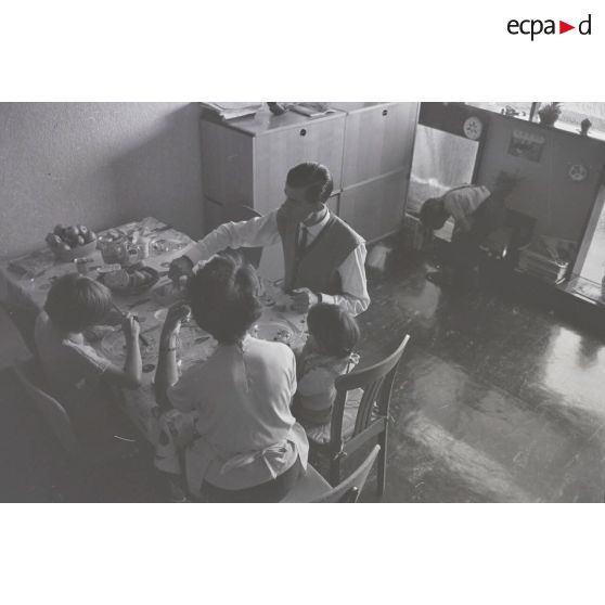 Scène de repas à l'intérieur d'un appartement de la Maison Radieuse [Description en cours]