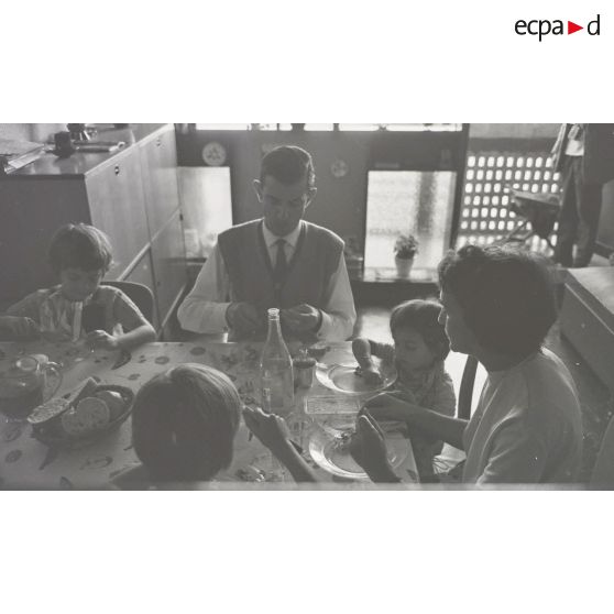 Scène de repas à l'intérieur d'un appartement de la Maison Radieuse [Description en cours]