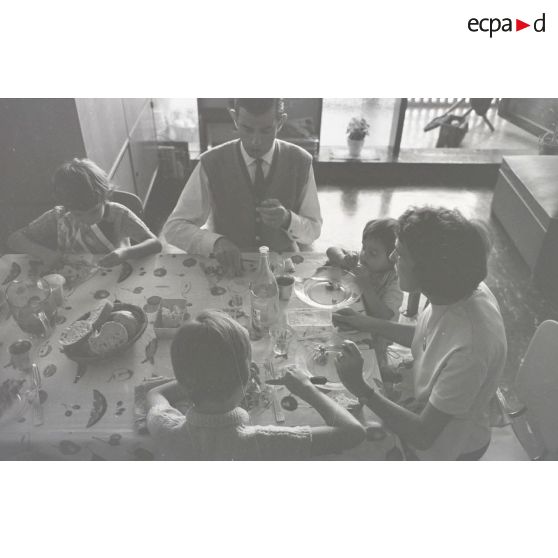 Scène de repas à l'intérieur d'un appartement de la Maison Radieuse [Description en cours]