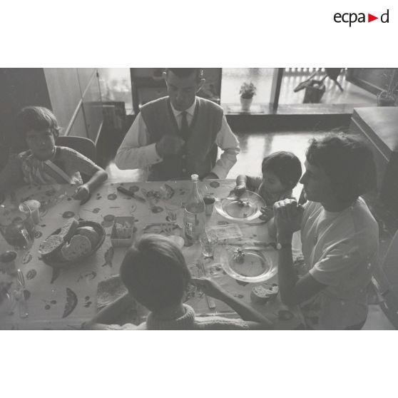 Scène de repas à l'intérieur d'un appartement de la Maison Radieuse [Description en cours]