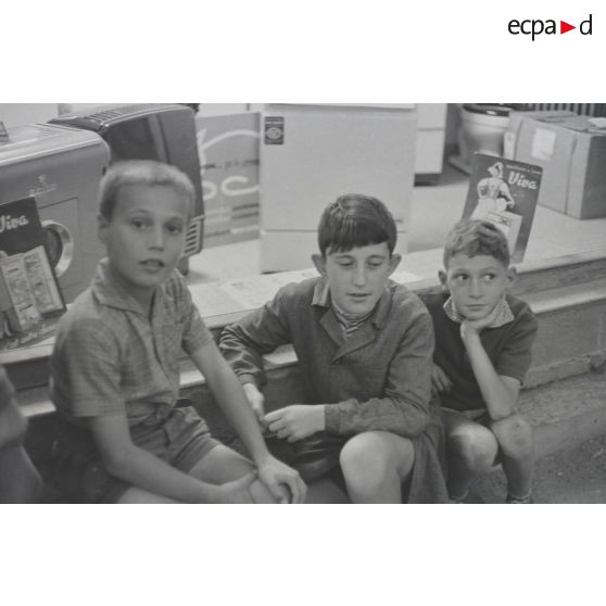 Enfants dans un commerce aux alentours de la Maison Radieuse [Description en cours]