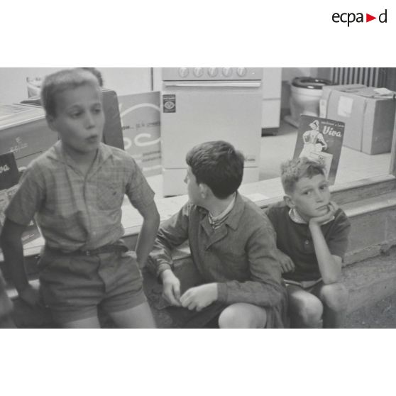 Enfants dans un commerce aux alentours de la Maison Radieuse [Description en cours]