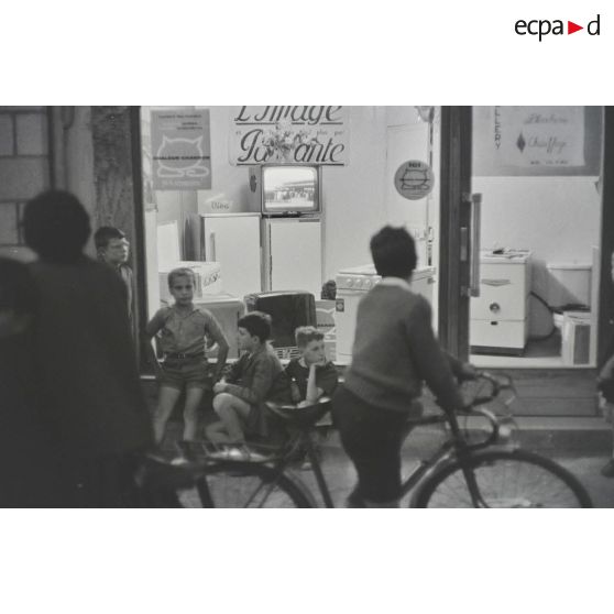 Enfants devant un commerce aux alentours de la Maison Radieuse [Description en cours]