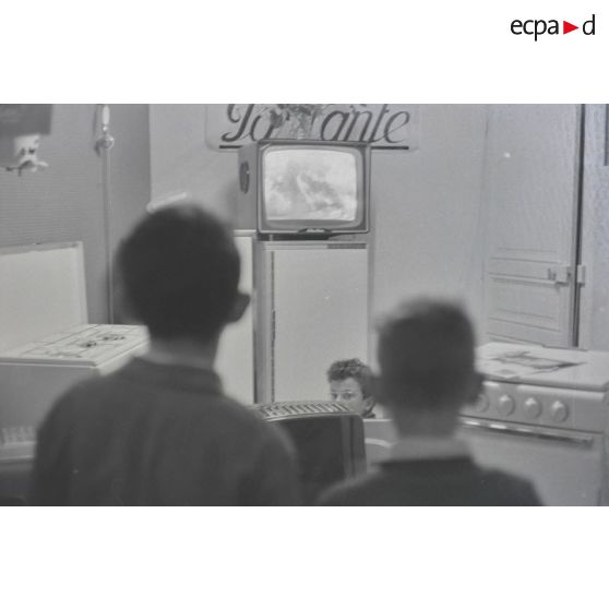 Enfants devant un commerce aux alentours de la Maison Radieuse [Description en cours]