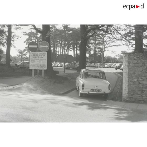 Entrée du parking de la Maison Radieuse à Rezé [Description en cours]