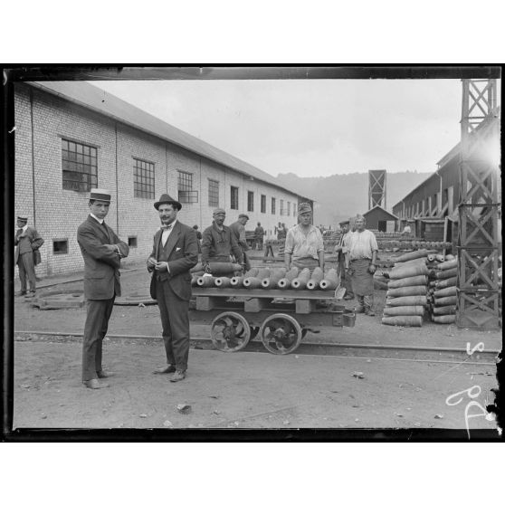 Saint-Etienne-du-Rouvray. Tchèques au travail avec le Délégué Portugais. [légende d'origine]