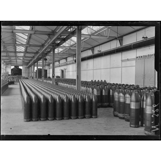 Bourges. Ecole de pyrotechnie. Usine de guerre. Hall aux gros obus. [légende d'origine]