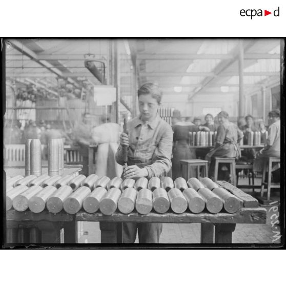 Usine Clément-Bayard, Levallois-Perret. Enfant poinçonnant les obus réceptionnés. [légende d'origine]
