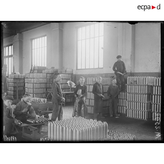 Usine Clément-Bayard, Levallois-Perret. Classement des obus réceptionnés par des enfanfs. [légende d'origine]