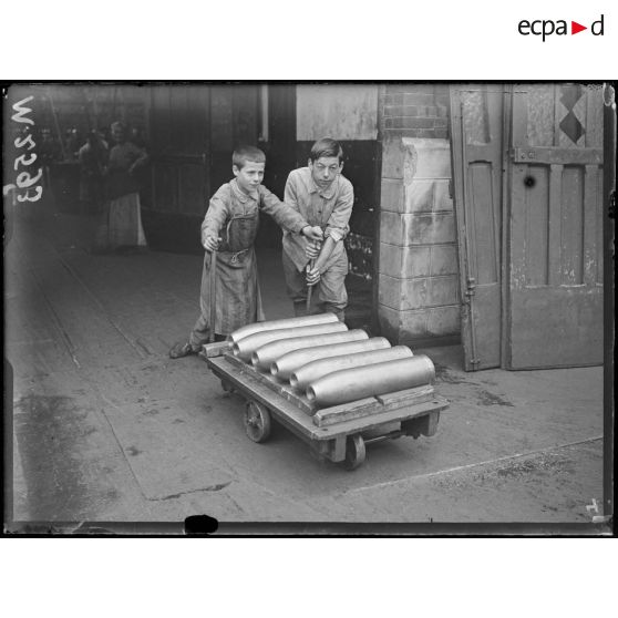 Usine Clément-Bayard, Levallois-Perret. Enfants poussant un chariot chargés d'obus. [légende d'origine]
