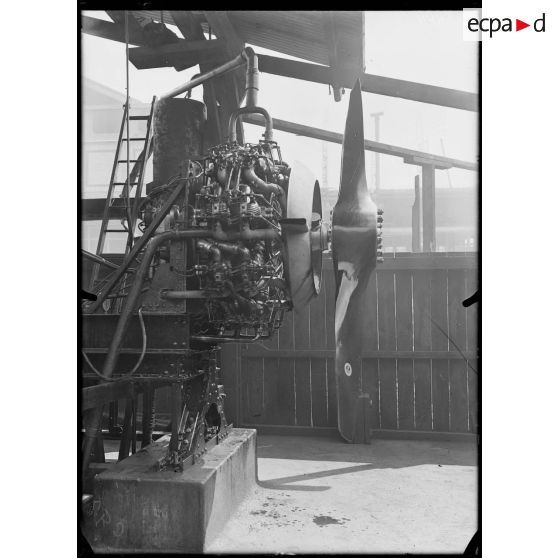 Paris. Usine d'aviation Salmson. Moteur de 500 HP, 18 cylindres au banc d'essai. [légende d'origine]