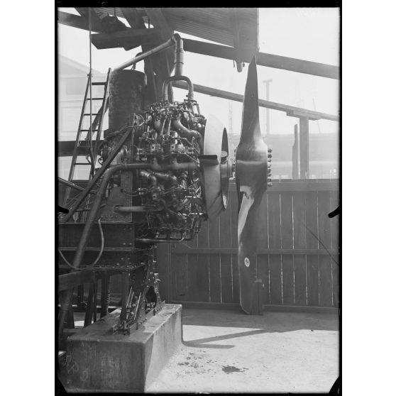 Paris. Usine d'aviation Salmson. Moteur de 500 HP, 18 cylindres au banc d'essai. [légende d'origine]