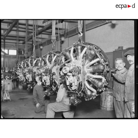 Paris. Usine d'aviation Salmson. Remontage des moteurs après les essais. [légende d'origine]