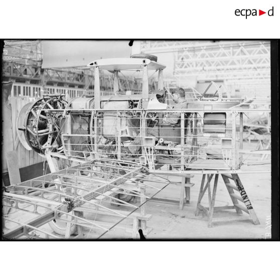 Paris. Usine d'aviation Salmson. Montage des ailes. [légende d'origine]